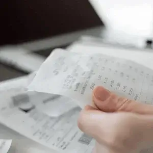 අතකින් අල්ලාගෙන සිටින bank payment slip එකක්