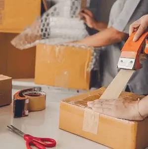 Tape දාපු box එකකට customer order එකක් pack කරමින්